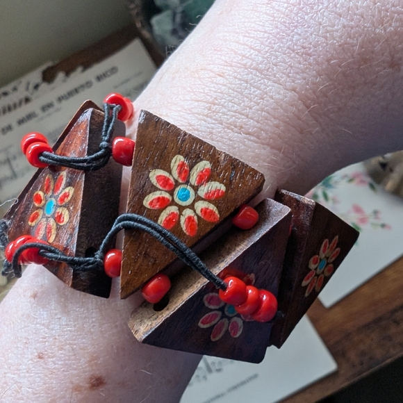 Wooden Beaded Bracelet with Floral Design - Picture 3 of 6